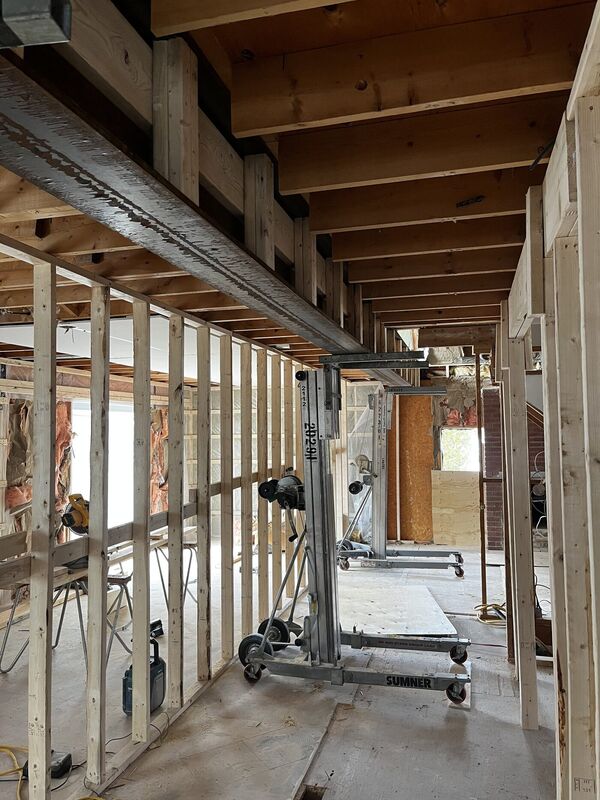 Ossature de bois et poutre de soutien dans une maison en rénovation