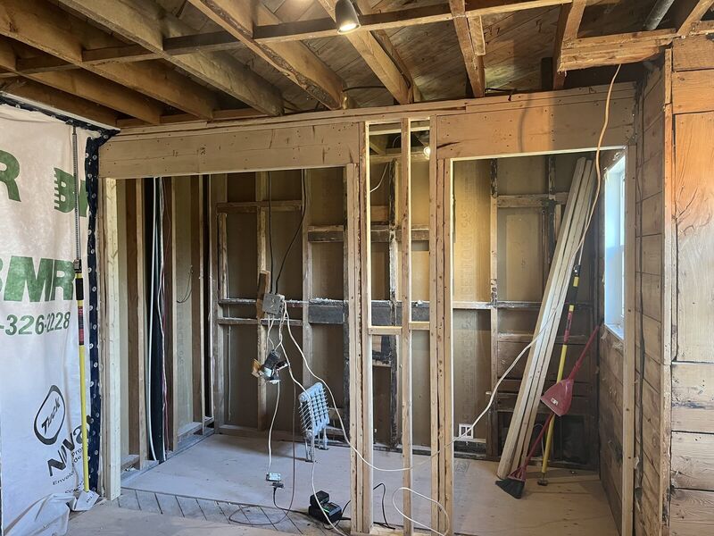 Poutre installée sous les solives d'un plancher, ossature exposée pendant les travaux